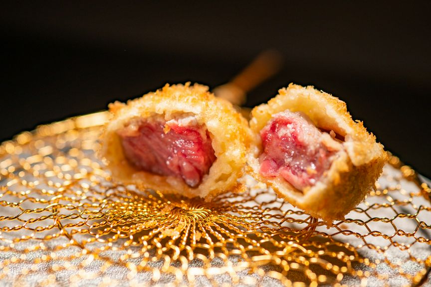 コースの幕開けを告げる、レアな揚げ具合の『土佐赤牛フィレ』