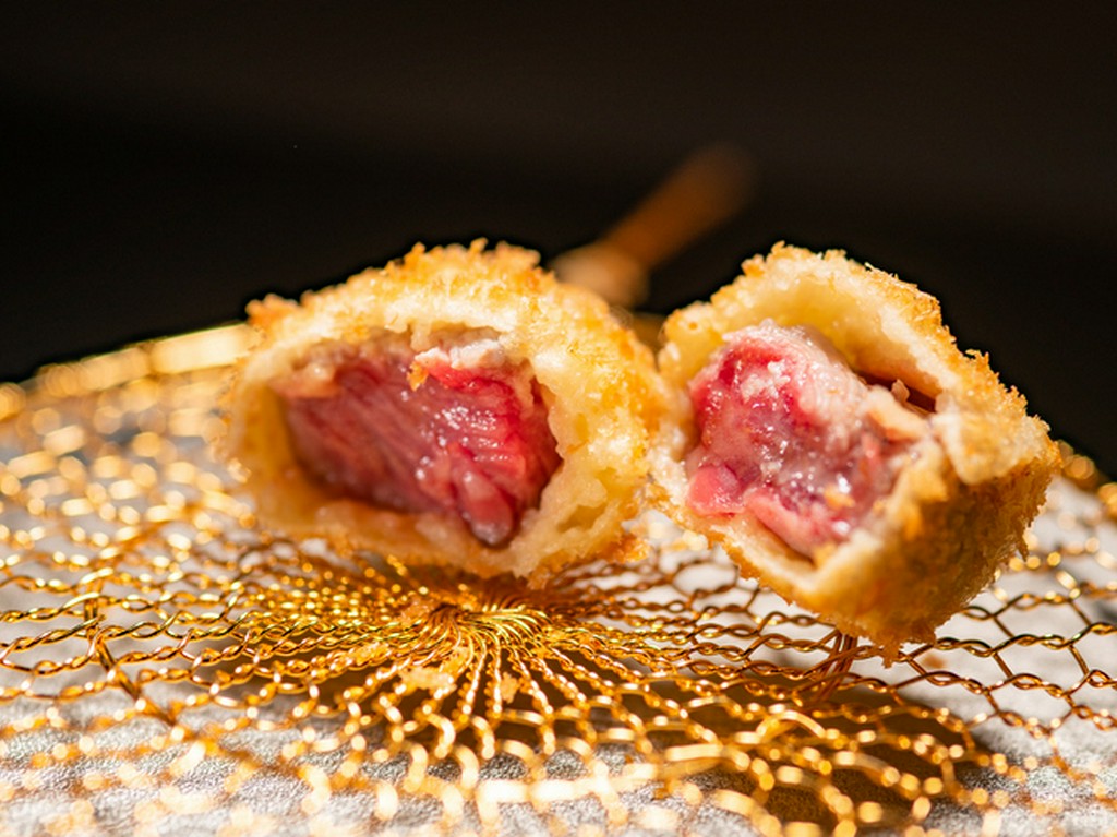 コースの幕開けを告げる、レアな揚げ具合の『土佐赤牛フィレ』