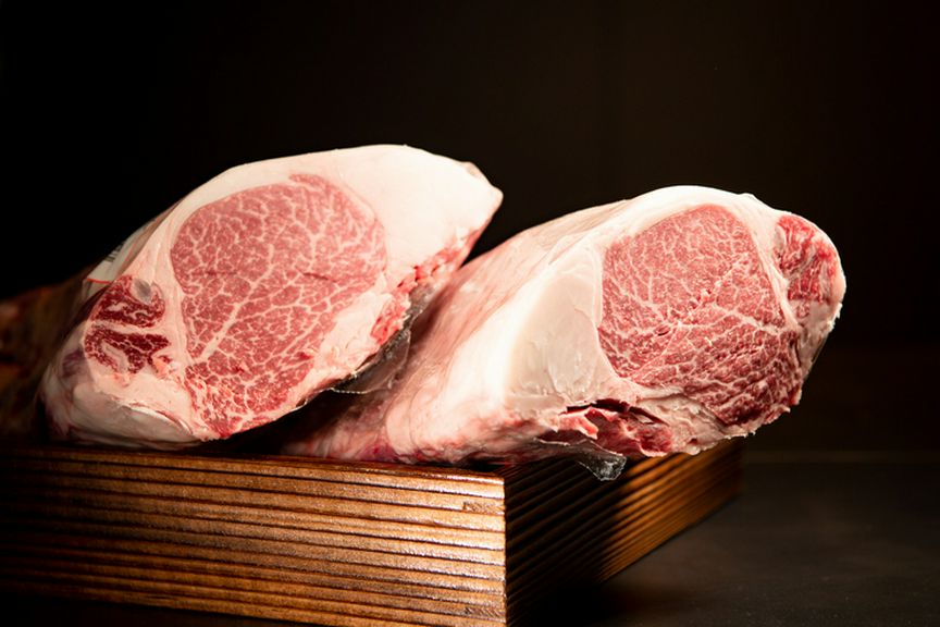 噛むほどに、肉本来の旨みが楽しめる土佐赤牛