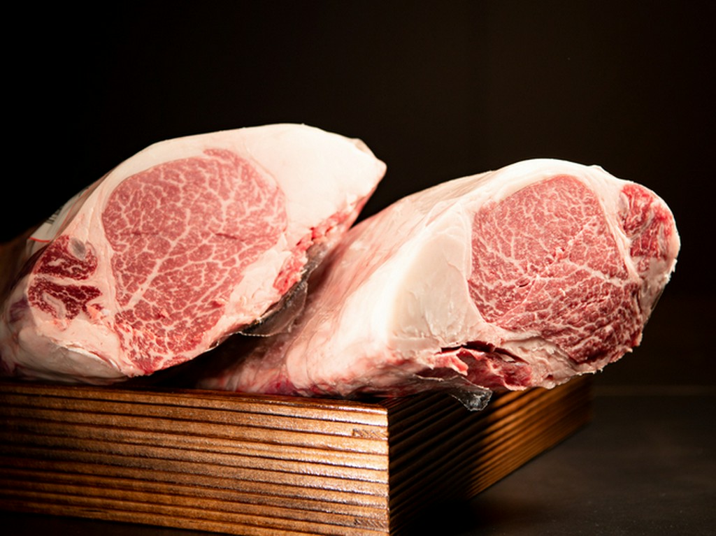 噛むほどに、肉本来の旨みが楽しめる土佐赤牛