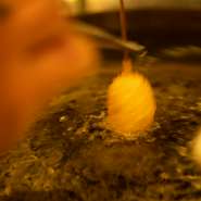 串は180～190℃の油で揚げ、鍋からあげる際にクルクルッとまわして、しっかりと油を切ります。遠心力で余分な油がふるい落とされてさっぱりと仕上がり、胃もたれもせずに最後までおいしく食べられます。
