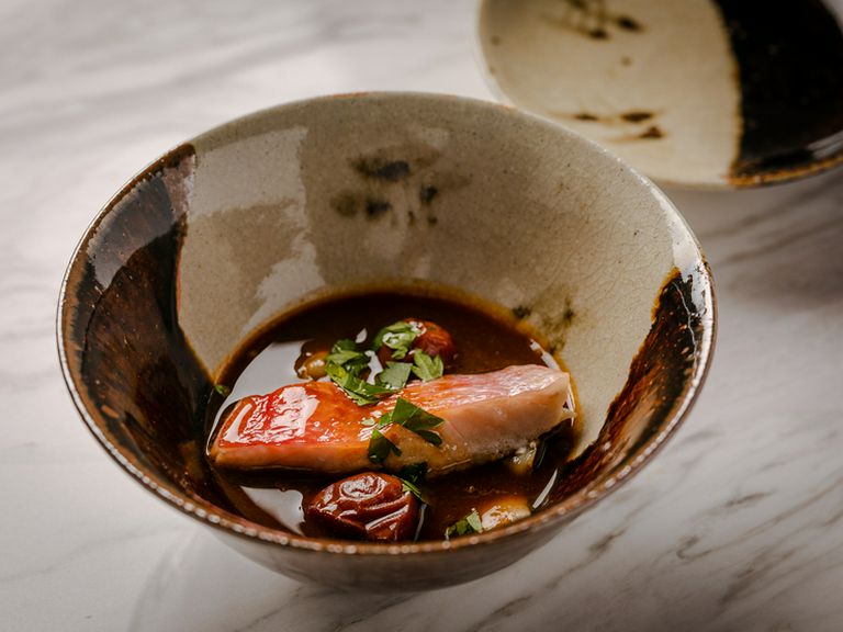 器もこだわりあり。本物の価値あるもので料理を提供