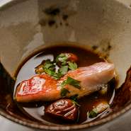 『カチュッコ』とは魚介のトマト煮込みのこと。金目鯛やはまぐりを、温度を変えて火を入れて、魚のだしと海老、貝のだしに本枯節の風味を加えたスープで仕上げて。エレガントな味わいに進化しています。