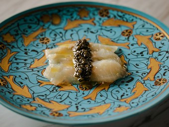 食材探しの旅で生まれた料理『チョウザメのカルパッチョ』