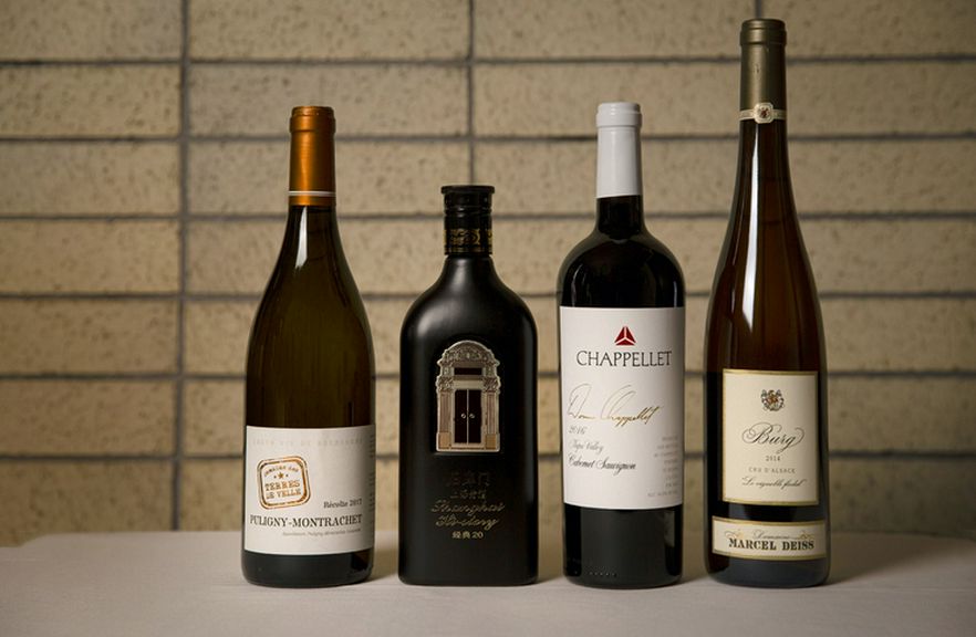 料理とのマリアージュを意識して、シェフとソムリエで厳選