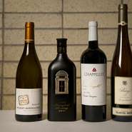 ワインはカリフォルニア、ブルゴーニュ、アルザス、ノワール、ニューワールドなど、産地もさまざまな約100種が揃っています。グラスでも提供しており、シャンパーニュが1種、白と赤それぞれ3種ずつセレクト。