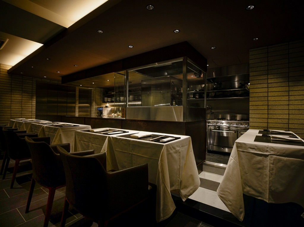 出来立てのおいしさをスピーディに届けるオープンキッチン