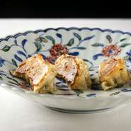 旨みあふれる3種の餡を、食感の良い皮で包んだ『餃子』