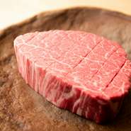 食材は自分が惚れ込んだ食材だけをつかい、そのほとんどを直送してもらっています。兵庫県の太田牧場の但馬牛のヒレ肉は、もっとも赤身の味わいが強いテートという部位を使用。飯蒸しにしてお出しします。