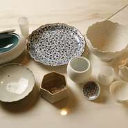 有田焼の職人とイメージを共有しながら完成した焼き物から、本物の植物を3Dスキャンした皿まで、器はほぼすべてが特注品。美しい器が、文字通り料理に華を添えます。