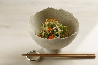 特注の器との調和、華やかで奥深いおいしさの『ブーケサラダ』