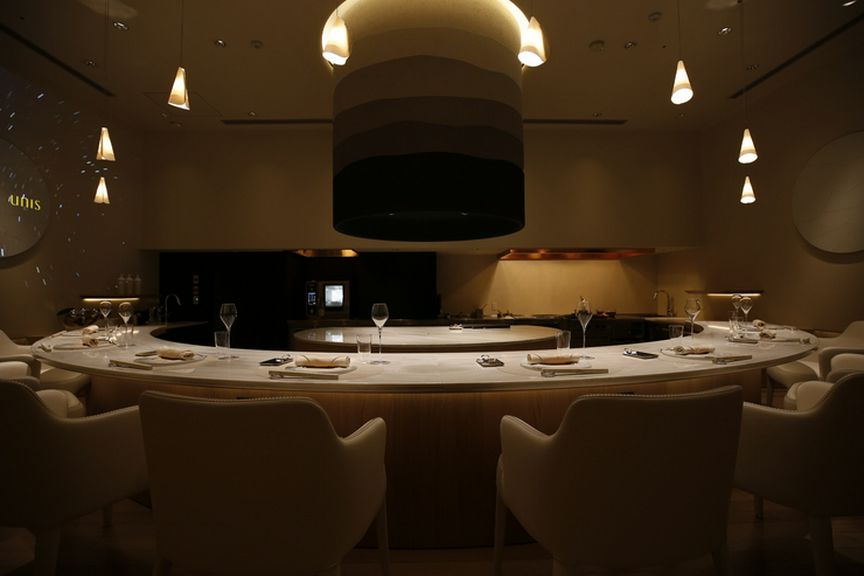 シェフとの対話で料理への思いがいっそう深まる劇場型カウンター