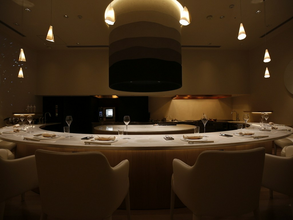 シェフとの対話で料理への思いがいっそう深まる劇場型カウンター