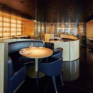 波のうねりを思わせる、センターのシェルシートや窓際の明るいテーブル席。落ち着いたゴールドが貴重の内装は、日常のダイニングエクスペリエンスを演出。