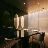 雰囲気の違う個室を2つご用意。オープン時のブティックコンセプトを踏襲し、ゴールド×ブラックのクールでモダンな雰囲気の6名用個室、自然光が入る10名用個室があります（別途ルームチャージがかかります）。				
