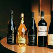 ワインセラーに保管されているワインは約300種・グラスで提供されるスパークリングワインは、その日の料理にあわせて3種、白ワインと赤ワインは各4種用意。リクエストすれば、ペアリングを組み立てくれます。				