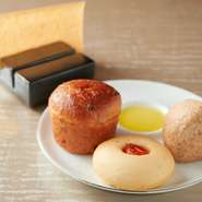 リピーターの中でもファンが多い、コースの途中で何種類も登場する自家製焼きたてパン。シェフの故郷ナポリの味、カサティエッロや、塩味のパンブリオッシュなど個性豊かな味わいのパンが４種前後味わえます。				
