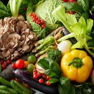 千葉県のタケイファームからの野菜、栃木の舞茸、京都のこかぶ、飛騨牛など。生産者と顔の見える付き合いをしたい、想いを伝えたいという考えから、シェフみずからら小規模生産者を訪ね、食材を集めています。				