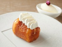 ゲスト好みのリキュールを後がけ、軽やかな味わい『ババ ナポレターノ』