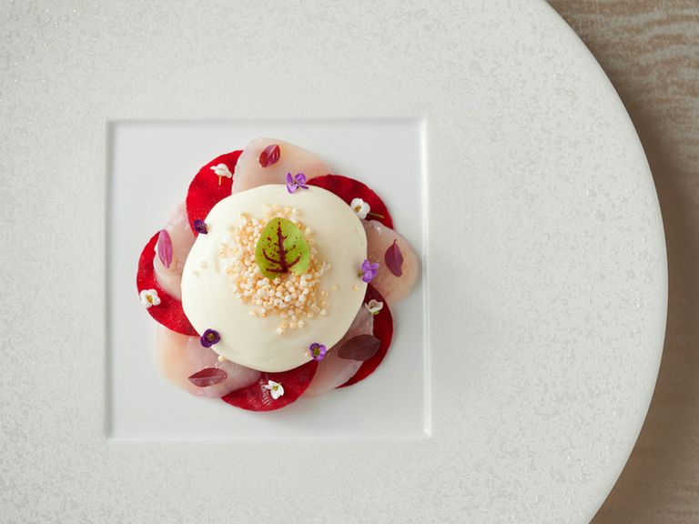 温度を感じて欲しい前菜『ホタテのカルパッチョ ビーツとスモークしたポテト』