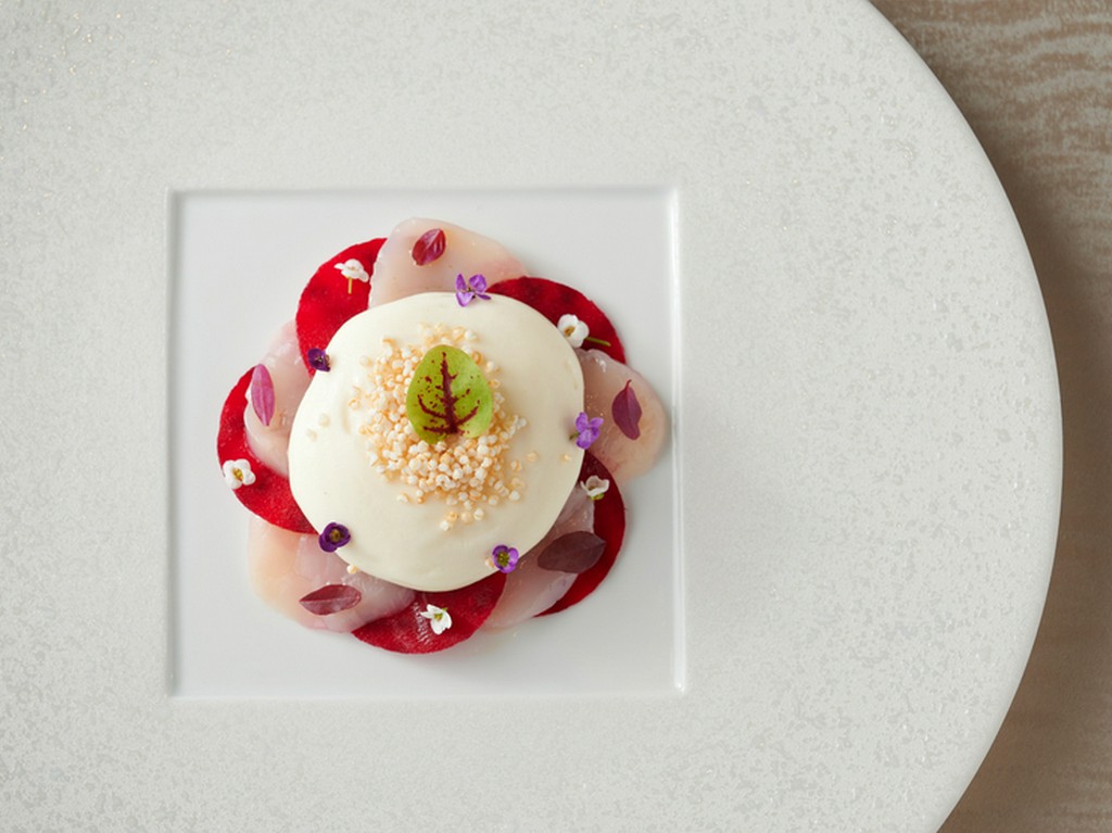 温度を感じて欲しい前菜『ホタテのカルパッチョ ビーツとスモークしたポテト』 