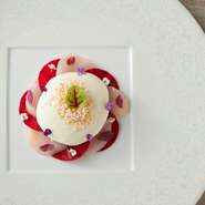 65度で1分ほど火を入れたホタテとビーツのスライスをアマランサスのトーストの上に重ねて。燻製した白いボテとのクリームを絡めながらいただく。ほのあたたかなホタテは甘みがぐっと増している。				