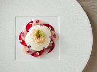 温度を感じて欲しい前菜『ホタテのカルパッチョ ビーツとスモークしたポテト』 