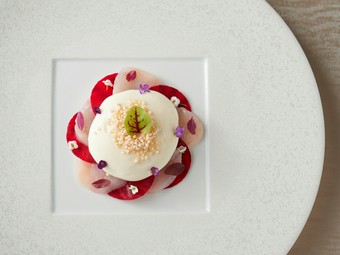 温度を感じて欲しい前菜『ホタテのカルパッチョ ビーツとスモークしたポテト』 