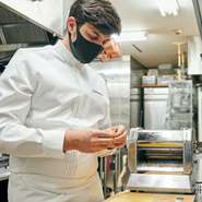 日本の食材に敬意を払い、故郷のナポリの味、日本で刺激をうけた様々な料理のインスピレーションなどをベースに、ガストロノミーに昇華させた料理をしています。ぜひこの店だけの味を楽しんでください。				