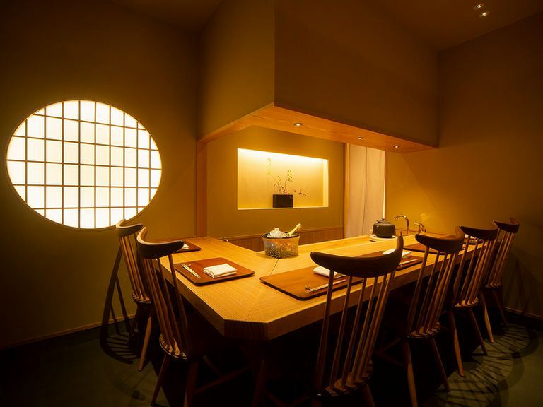 木の温もりが温かい、小体なカウンター