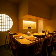 京壁が落ち着いた趣を醸し出す店内は、6席のカウンターを中心とするこじんまりとした佇まい。カウンターは檜ではなく、木目の美しいタモ材を使用。淡い色合いが優しい味わい料理によく合います。				