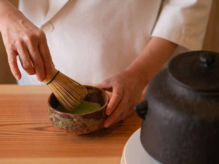 食後は、1人ずつ一服立てたお抹茶を			