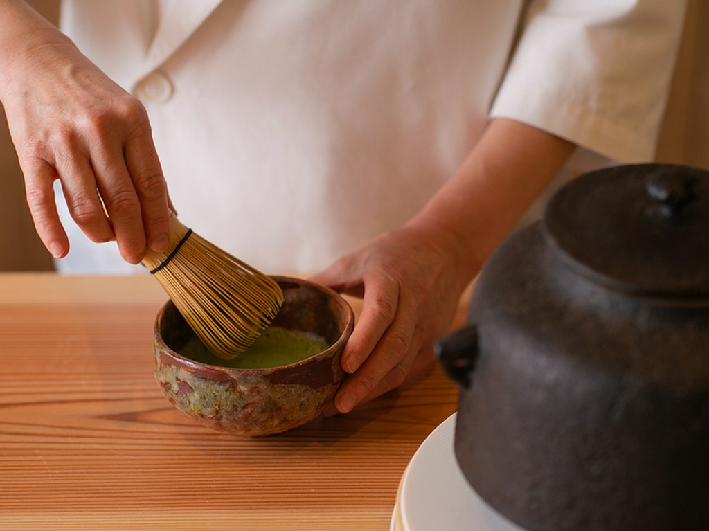 食後は、1人ずつ一服立てたお抹茶を			