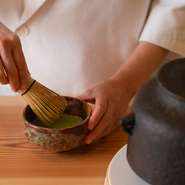カウンター奥に置かれた茶釜で湯を沸かし、デザートが出た後は、抹茶を立ててお客様にサービスしてくれます。お茶は、香り高い京都・宇治の「利招園茶舗」の抹茶を使用。				