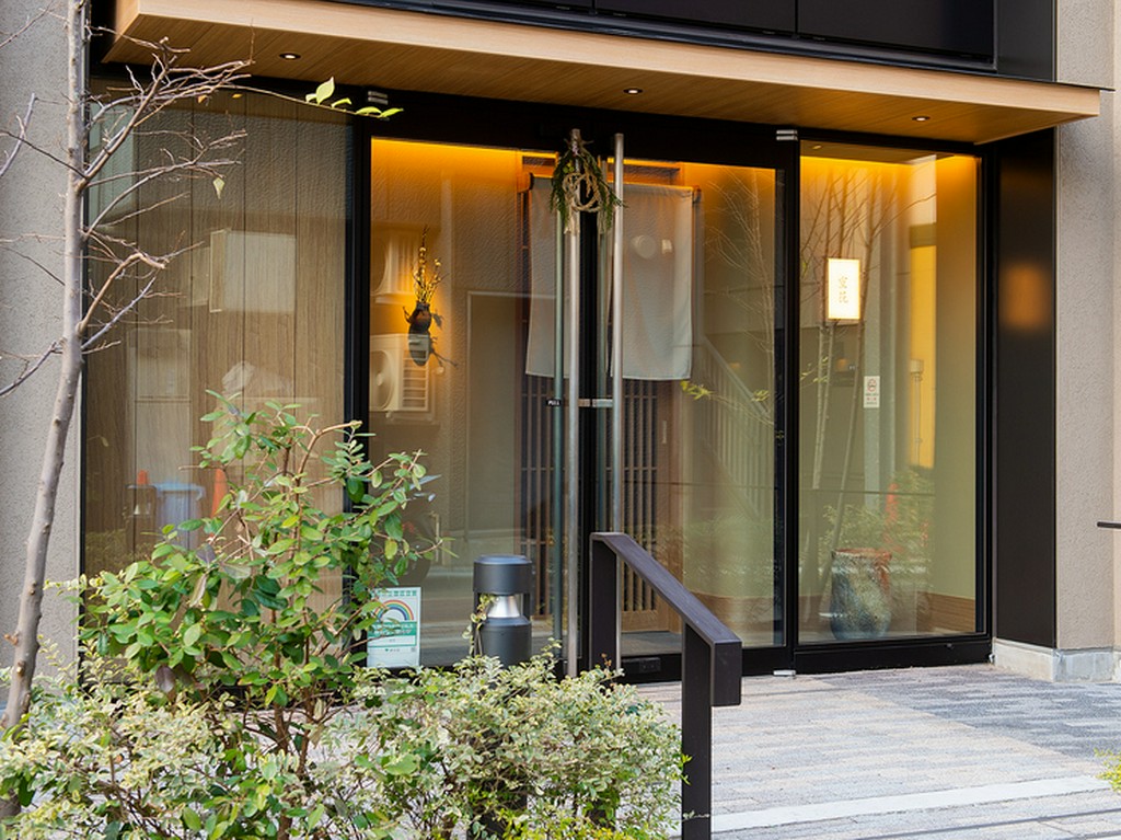 細い裏路地のビルの一階、ガラス張りの外観が目印