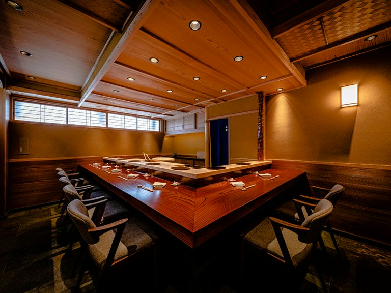 青山の小路に佇む静寂の空間で、江戸前を味わう粋なひと時を