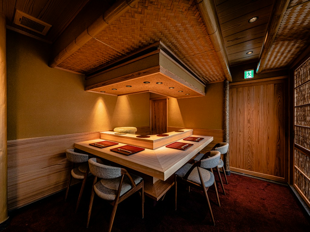 プライベートカウンターの個室は、特別な空間