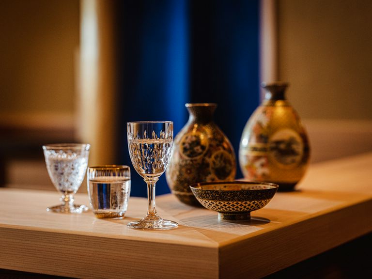 旬のつまみと鮨に合う地酒が揃い、贅沢な酒器で味わう楽しみも