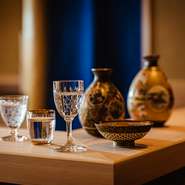 日本酒は季節ごとに随時、銘柄を入れ替えてご用意。酒器にもこだわり、京都の伝統工芸士・空女（くうにょ）の華麗な酒盃、オールドバカラなどが登場。