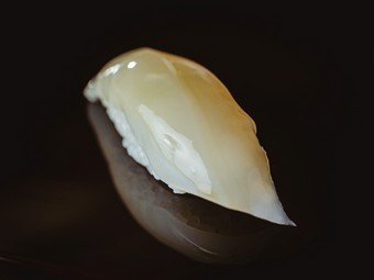 凛とした旨さと余韻! シャリとの一体感にうなる『いか』