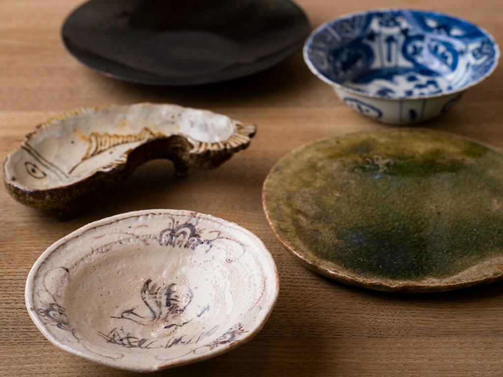 料理をさらに引き立てる多彩な器を店主がセレクト