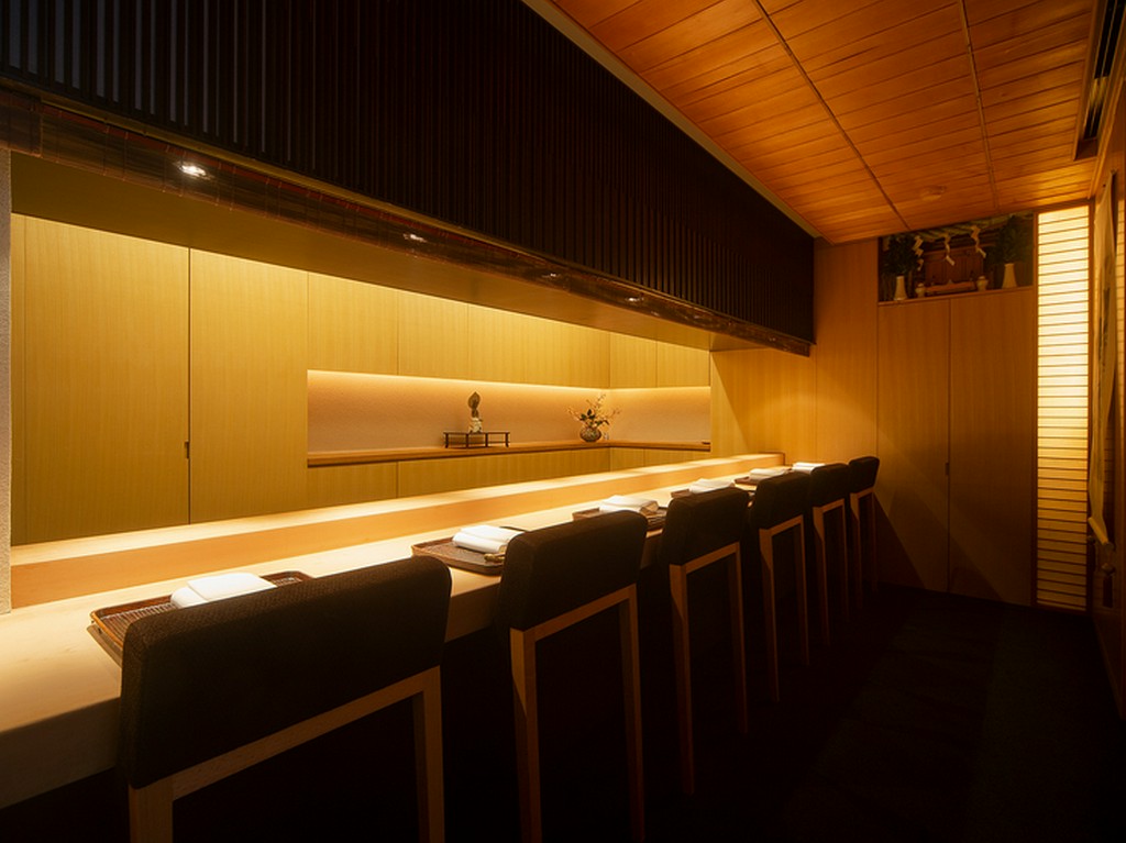 料理人の無駄のない手さばきを間近で眺められるカウンター