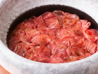 釜炊きご飯の熱で黒毛和牛をしゃぶしゃぶする、新感覚の〆の一品『牛しゃぶご飯』