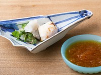 上質なふぐを扱うことで評判を取る仲卸の目利きと、旬の活かし方を知り尽くした料理人の技が見事に融合