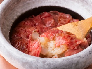 釜炊きご飯の熱で黒毛和牛をしゃぶしゃぶする、新感覚の〆の一品