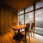 6名様まで入れる個室は、窓際に設えられ、開放感あるつくりに。広さも十分あり、完全個室のため商談や会食、結納などのご家族の記念行事などにも幅広い用途で利用できます。				