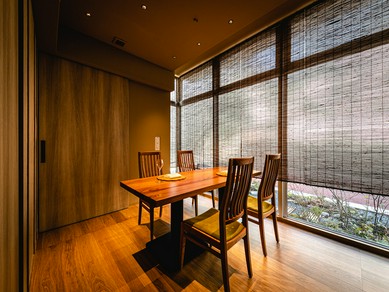 ガラス窓に面した開放的な雰囲気の個室			