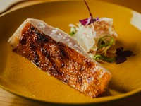 パリッとした皮としっとりとした身のコントラストを楽しむ『金目鯛の炭火焼』