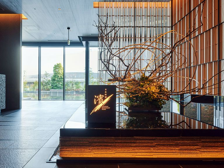 ベイサイドの海からつながる水を感じるインテリア