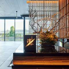 ベイサイドの海からつながる水を感じるインテリア				